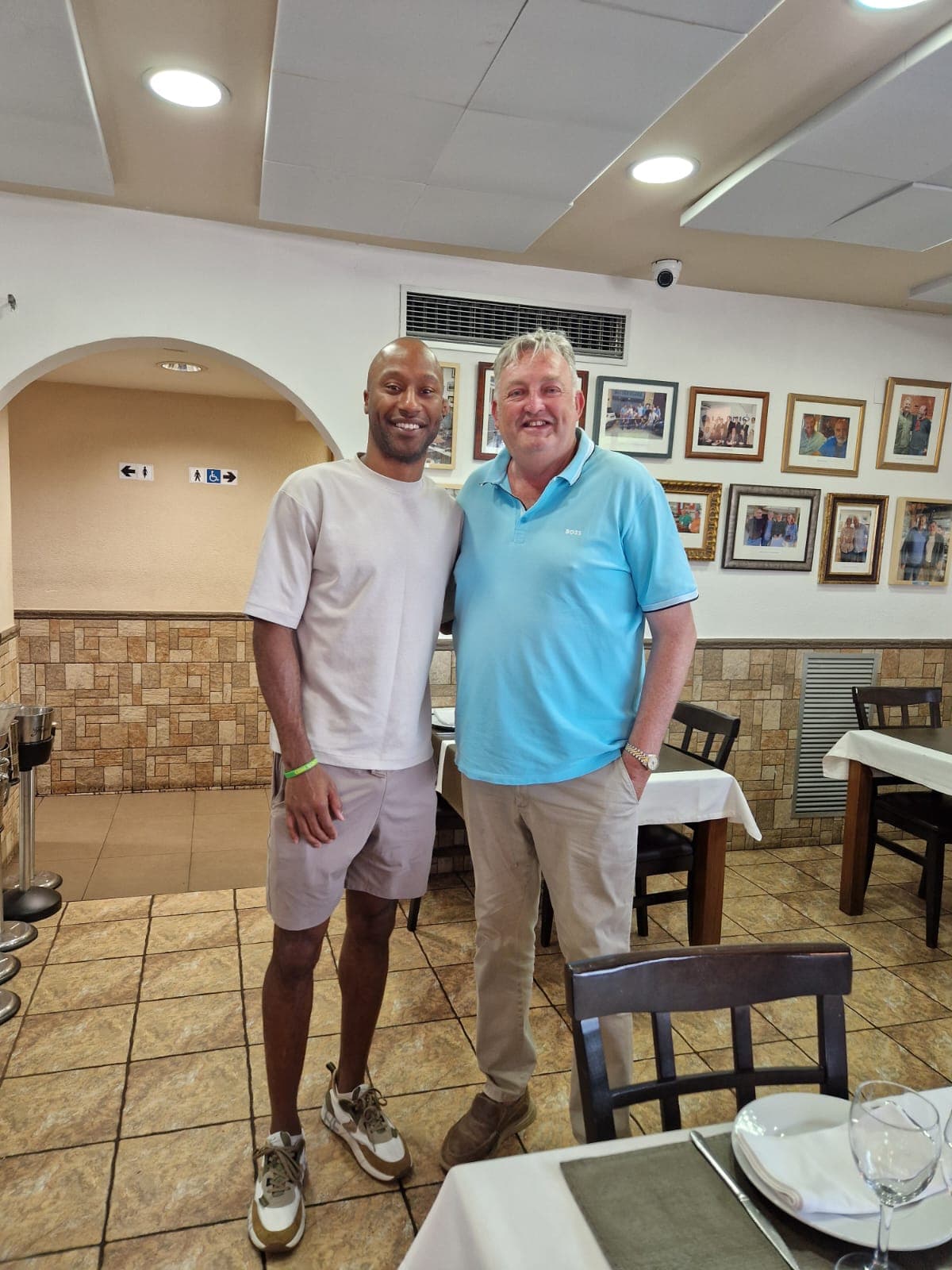 Jugador del Hiopos Lleida Bàsquet al restaurant Cal Benito de Lleida