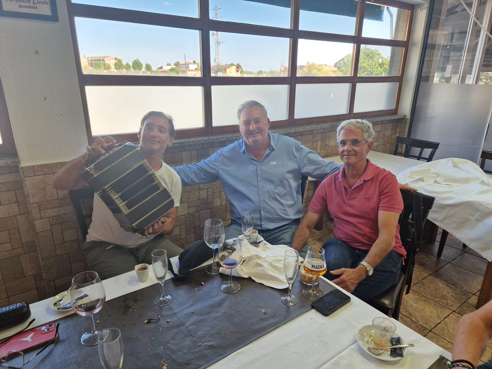 Lluís Camí amb un artista d'Argentina al restaurant Cal Benito de Lleida