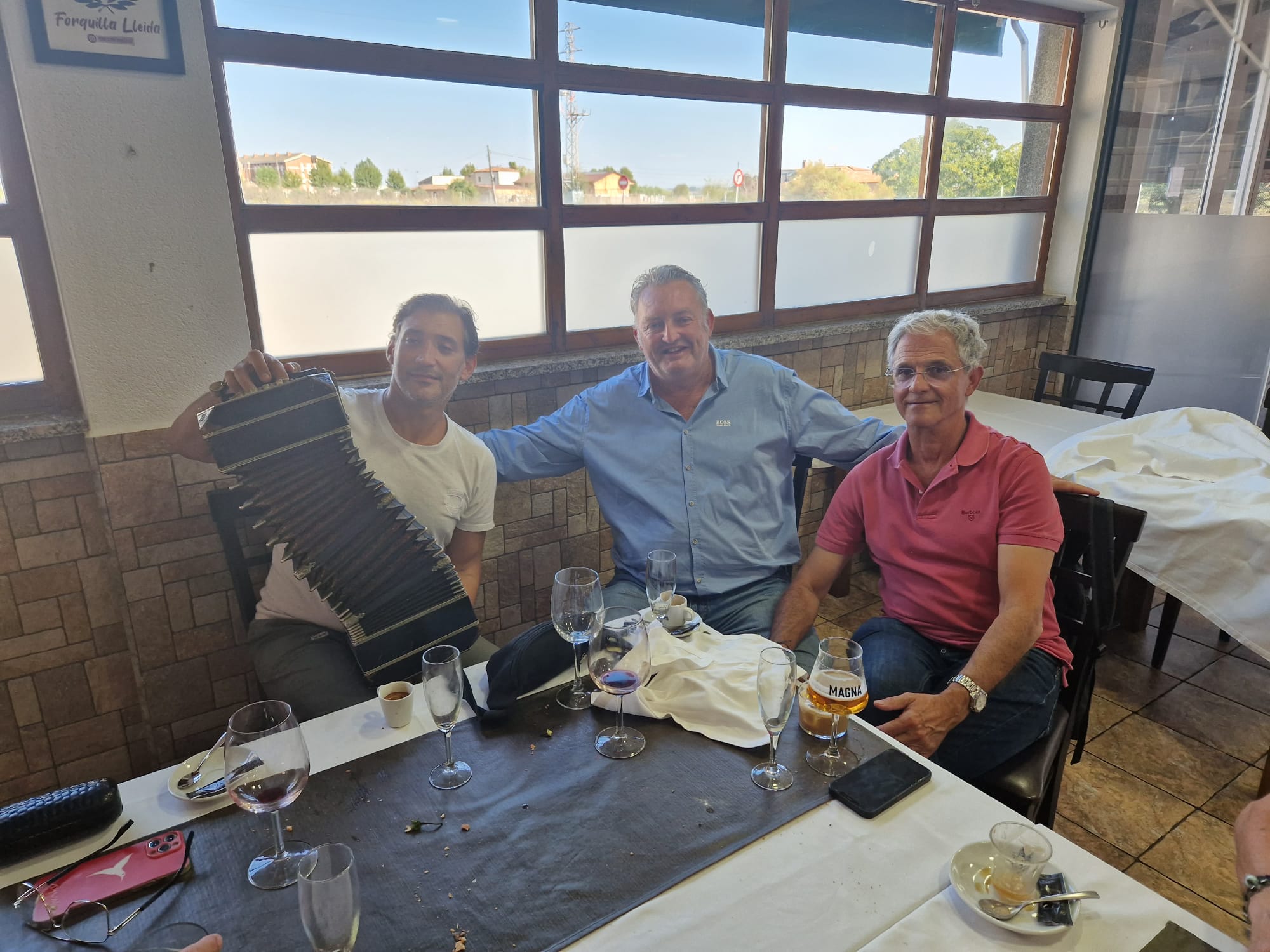 Lluís Camí amb grup d'amics a Cal Benito